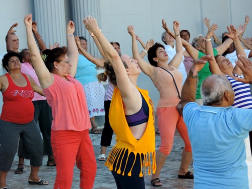 Tai chi class in Cuba